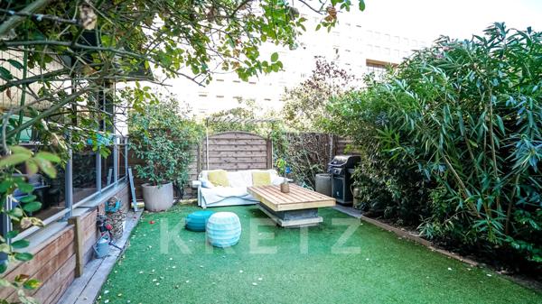 Jardin luxuriant en ville