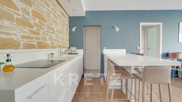 Jardin luxuriant en ville