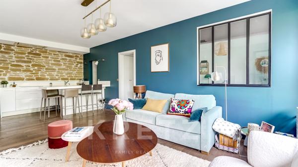 Jardin luxuriant en ville