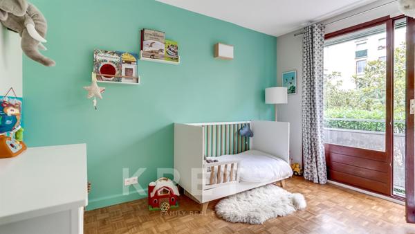 Jardin luxuriant en ville