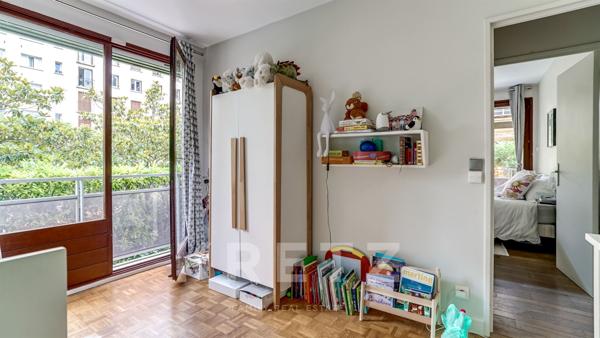 Jardin luxuriant en ville