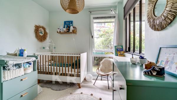 Jardin luxuriant en ville