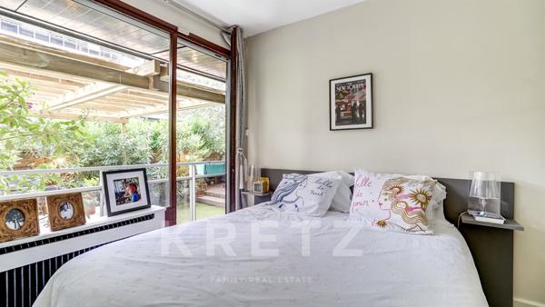 Jardin luxuriant en ville