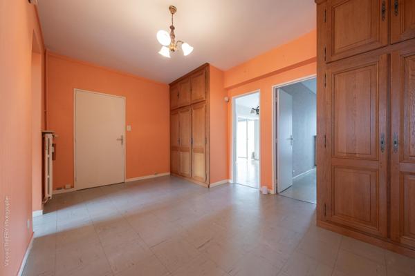 Appartement traversant, très lumineux et dans un bon état général. Proche de toutes les commodités. Terrasse