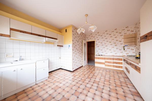 Appartement traversant, très lumineux et dans un bon état général. Proche de toutes les commodités. Terrasse