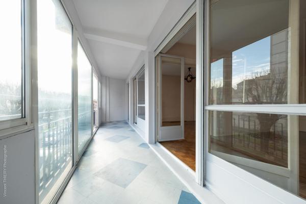 Appartement traversant, très lumineux et dans un bon état général. Proche de toutes les commodités. Terrasse
