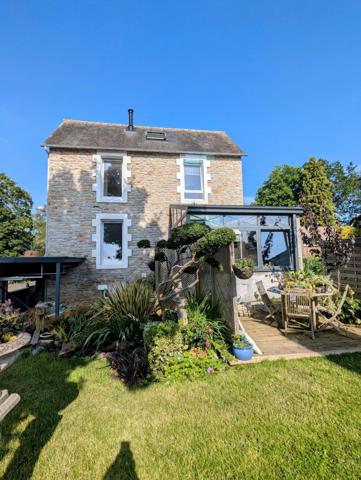Maison en pierre, au bourg de Plomelin