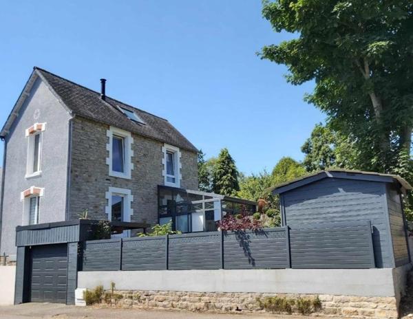 Maison en pierre, au bourg de Plomelin