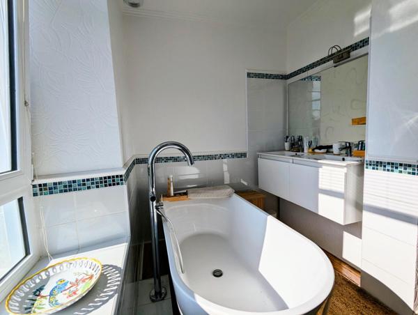 Maison en pierre, au bourg de Plomelin