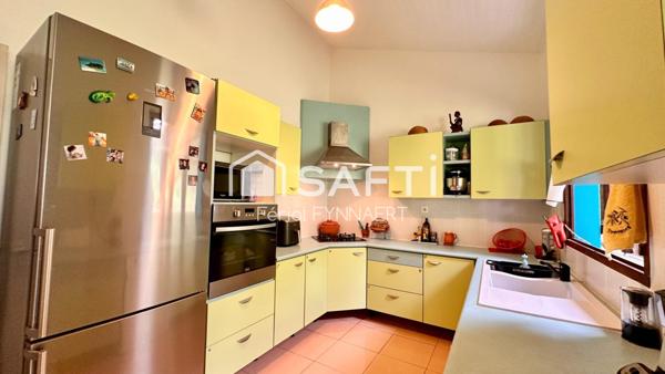 Jolie maison de plain-pied avec piscine et jardin