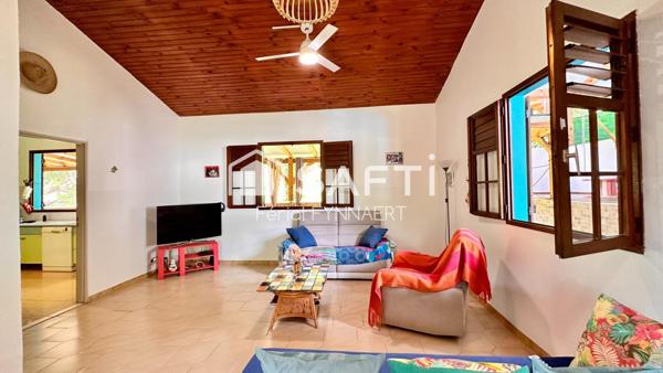 Jolie maison de plain-pied avec piscine et jardin