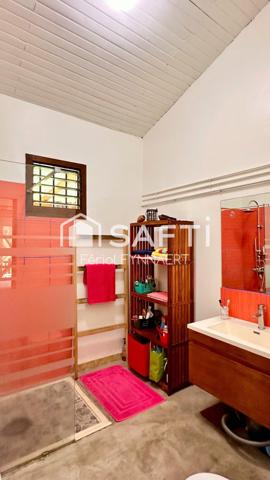 Jolie maison de plain-pied avec piscine et jardin