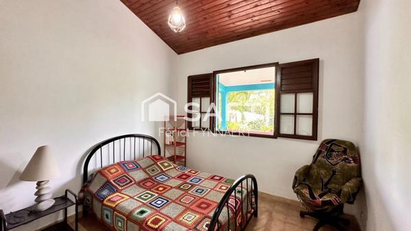 Jolie maison de plain-pied avec piscine et jardin