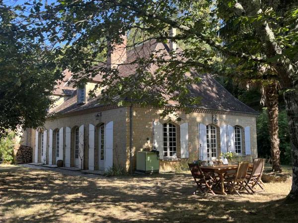 Maison ancienne - Le bugue Cachée dans un écrin de verdure, tout proche du centre du Bugue, sur les hauteurs, grande maison en pierre de plain pied sur plus de 4000 m² de terrain.