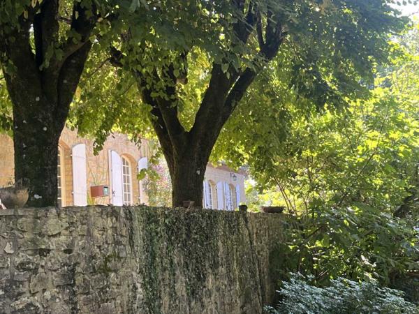 Maison ancienne - Le bugue Cachée dans un écrin de verdure, tout proche du centre du Bugue, sur les hauteurs, grande maison en pierre de plain pied sur plus de 4000 m² de terrain.