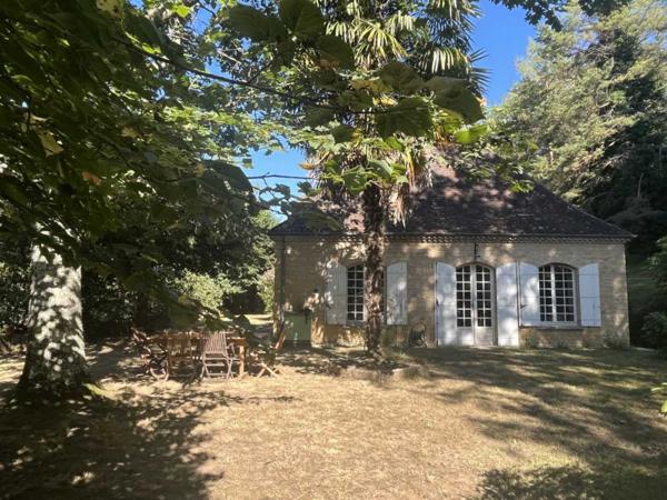 Maison ancienne - Le bugue Cachée dans un écrin de verdure, tout proche du centre du Bugue, sur les hauteurs, grande maison en pierre de plain pied sur plus de 4000 m² de terrain.