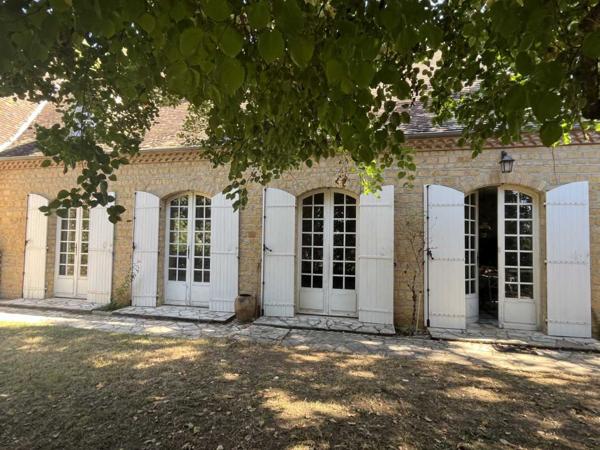 Maison ancienne - Le bugue Cachée dans un écrin de verdure, tout proche du centre du Bugue, sur les hauteurs, grande maison en pierre de plain pied sur plus de 4000 m² de terrain.