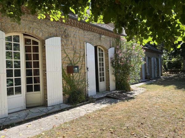 Maison ancienne - Le bugue Cachée dans un écrin de verdure, tout proche du centre du Bugue, sur les hauteurs, grande maison en pierre de plain pied sur plus de 4000 m² de terrain.