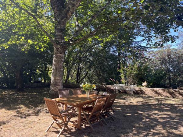Maison ancienne - Le bugue Cachée dans un écrin de verdure, tout proche du centre du Bugue, sur les hauteurs, grande maison en pierre de plain pied sur plus de 4000 m² de terrain.