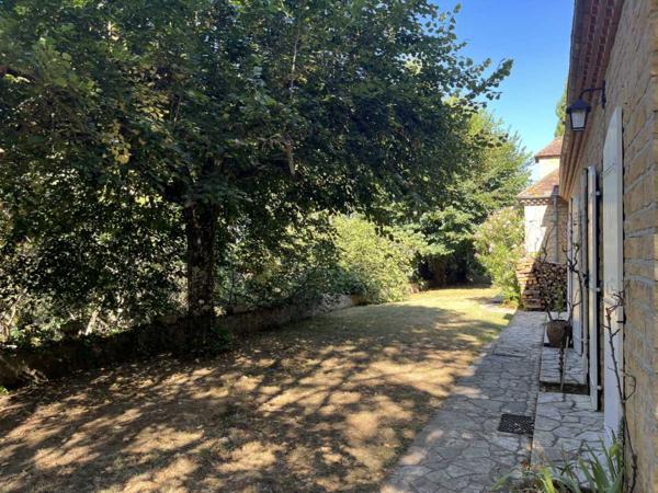 Maison ancienne - Le bugue Cachée dans un écrin de verdure, tout proche du centre du Bugue, sur les hauteurs, grande maison en pierre de plain pied sur plus de 4000 m² de terrain.
