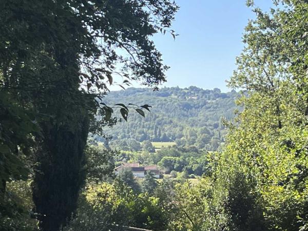 Maison ancienne - Le bugue Cachée dans un écrin de verdure, tout proche du centre du Bugue, sur les hauteurs, grande maison en pierre de plain pied sur plus de 4000 m² de terrain.