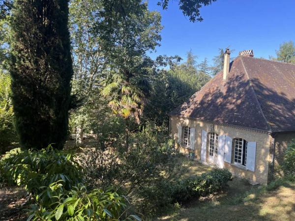 Maison ancienne - Le bugue Cachée dans un écrin de verdure, tout proche du centre du Bugue, sur les hauteurs, grande maison en pierre de plain pied sur plus de 4000 m² de terrain.