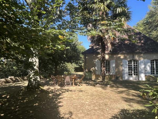 Maison ancienne - Le bugue Cachée dans un écrin de verdure, tout proche du centre du Bugue, sur les hauteurs, grande maison en pierre de plain pied sur plus de 4000 m² de terrain.
