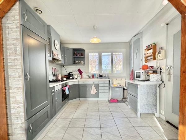 Maison 3 chambres avec sous-sol total et 2 garages