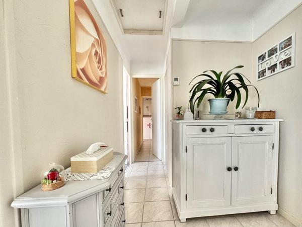 Maison 3 chambres avec sous-sol total et 2 garages