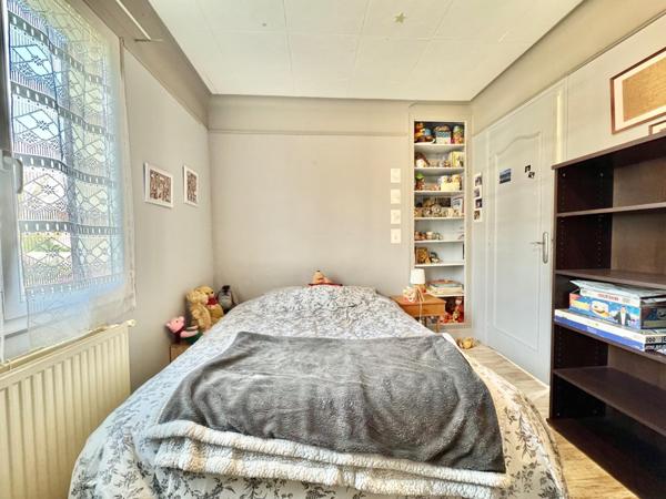 Maison 3 chambres avec sous-sol total et 2 garages