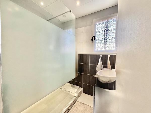 Maison 3 chambres avec sous-sol total et 2 garages