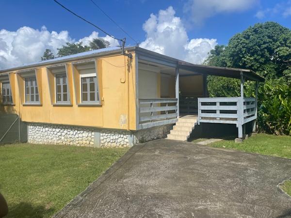 À louer à Lamentin : maison avec terrasse 4 pièces avec KEY IMMO