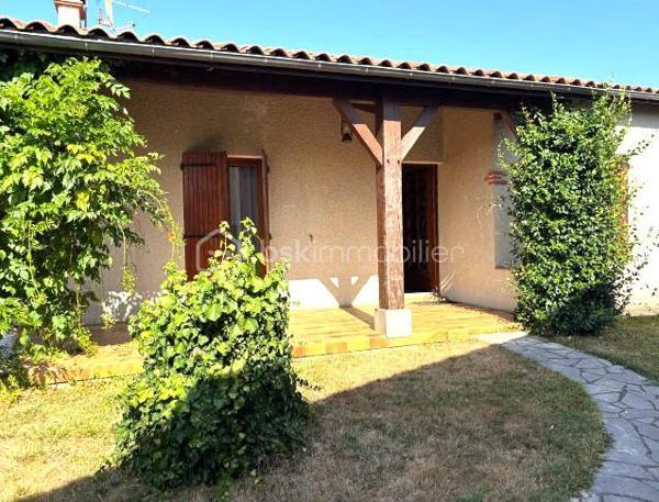 A 3 mns de Bon Encontre proche Agen en Nouvelle Aquitaine 
Vous recherchez une maison à personnaliser selon vos envies ?
Découvrez cette maison de plein pied de type T4 offrant un beau potentiel après quelques travaux. 

- séjour spacieux, équipé d'un poêle à bois, une cuisine séparée, 
- plusieurs chambres salle de bain, wc indépendant , rangement 

Les atouts de cette maison :
- un garage
-2 places de stationnement
- un jardin pour profiter des beaux jours
- une toiture refaite
- des fenêtres double vitrage
Des travaux intérieurs de modernisation sont à prévoir, vous permettant de repenser les espaces  et la décoration selon vos goûts,
Une belle opportunité pour un premier achat, un projet familial ou un investissement.
N'hésitez pas à me contacter...