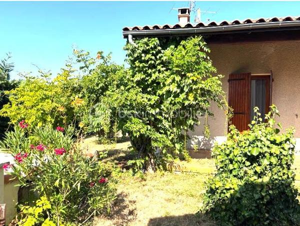 A 3 mns de Bon Encontre proche Agen en Nouvelle Aquitaine 
Vous recherchez une maison à personnaliser selon vos envies ?
Découvrez cette maison de plein pied de type T4 offrant un beau potentiel après quelques travaux. 

- séjour spacieux, équipé d'un poêle à bois, une cuisine séparée, 
- plusieurs chambres salle de bain, wc indépendant , rangement 

Les atouts de cette maison :
- un garage
-2 places de stationnement
- un jardin pour profiter des beaux jours
- une toiture refaite
- des fenêtres double vitrage
Des travaux intérieurs de modernisation sont à prévoir, vous permettant de repenser les espaces  et la décoration selon vos goûts,
Une belle opportunité pour un premier achat, un projet familial ou un investissement.
N'hésitez pas à me contacter...