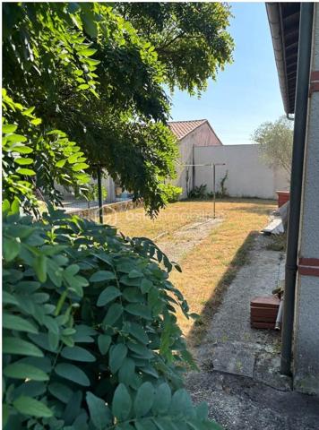 A 3 mns de Bon Encontre proche Agen en Nouvelle Aquitaine 
Vous recherchez une maison à personnaliser selon vos envies ?
Découvrez cette maison de plein pied de type T4 offrant un beau potentiel après quelques travaux. 

- séjour spacieux, équipé d'un poêle à bois, une cuisine séparée, 
- plusieurs chambres salle de bain, wc indépendant , rangement 

Les atouts de cette maison :
- un garage
-2 places de stationnement
- un jardin pour profiter des beaux jours
- une toiture refaite
- des fenêtres double vitrage
Des travaux intérieurs de modernisation sont à prévoir, vous permettant de repenser les espaces  et la décoration selon vos goûts,
Une belle opportunité pour un premier achat, un projet familial ou un investissement.
N'hésitez pas à me contacter...