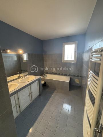 A 3 mns de Bon Encontre proche Agen en Nouvelle Aquitaine 
Vous recherchez une maison à personnaliser selon vos envies ?
Découvrez cette maison de plein pied de type T4 offrant un beau potentiel après quelques travaux. 

- séjour spacieux, équipé d'un poêle à bois, une cuisine séparée, 
- plusieurs chambres salle de bain, wc indépendant , rangement 

Les atouts de cette maison :
- un garage
-2 places de stationnement
- un jardin pour profiter des beaux jours
- une toiture refaite
- des fenêtres double vitrage
Des travaux intérieurs de modernisation sont à prévoir, vous permettant de repenser les espaces  et la décoration selon vos goûts,
Une belle opportunité pour un premier achat, un projet familial ou un investissement.
N'hésitez pas à me contacter...
