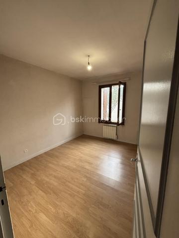 A 3 mns de Bon Encontre proche Agen en Nouvelle Aquitaine 
Vous recherchez une maison à personnaliser selon vos envies ?
Découvrez cette maison de plein pied de type T4 offrant un beau potentiel après quelques travaux. 

- séjour spacieux, équipé d'un poêle à bois, une cuisine séparée, 
- plusieurs chambres salle de bain, wc indépendant , rangement 

Les atouts de cette maison :
- un garage
-2 places de stationnement
- un jardin pour profiter des beaux jours
- une toiture refaite
- des fenêtres double vitrage
Des travaux intérieurs de modernisation sont à prévoir, vous permettant de repenser les espaces  et la décoration selon vos goûts,
Une belle opportunité pour un premier achat, un projet familial ou un investissement.
N'hésitez pas à me contacter...