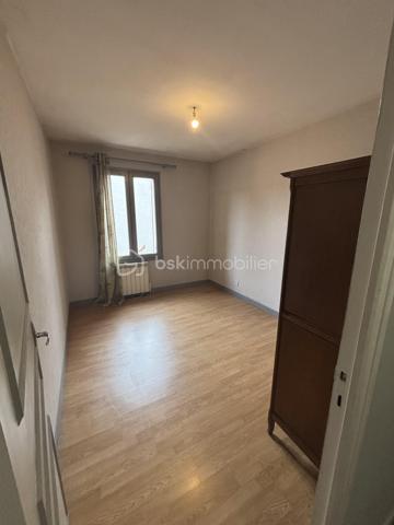 A 3 mns de Bon Encontre proche Agen en Nouvelle Aquitaine 
Vous recherchez une maison à personnaliser selon vos envies ?
Découvrez cette maison de plein pied de type T4 offrant un beau potentiel après quelques travaux. 

- séjour spacieux, équipé d'un poêle à bois, une cuisine séparée, 
- plusieurs chambres salle de bain, wc indépendant , rangement 

Les atouts de cette maison :
- un garage
-2 places de stationnement
- un jardin pour profiter des beaux jours
- une toiture refaite
- des fenêtres double vitrage
Des travaux intérieurs de modernisation sont à prévoir, vous permettant de repenser les espaces  et la décoration selon vos goûts,
Une belle opportunité pour un premier achat, un projet familial ou un investissement.
N'hésitez pas à me contacter...