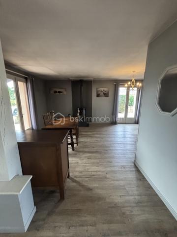 A 3 mns de Bon Encontre proche Agen en Nouvelle Aquitaine 
Vous recherchez une maison à personnaliser selon vos envies ?
Découvrez cette maison de plein pied de type T4 offrant un beau potentiel après quelques travaux. 

- séjour spacieux, équipé d'un poêle à bois, une cuisine séparée, 
- plusieurs chambres salle de bain, wc indépendant , rangement 

Les atouts de cette maison :
- un garage
-2 places de stationnement
- un jardin pour profiter des beaux jours
- une toiture refaite
- des fenêtres double vitrage
Des travaux intérieurs de modernisation sont à prévoir, vous permettant de repenser les espaces  et la décoration selon vos goûts,
Une belle opportunité pour un premier achat, un projet familial ou un investissement.
N'hésitez pas à me contacter...
