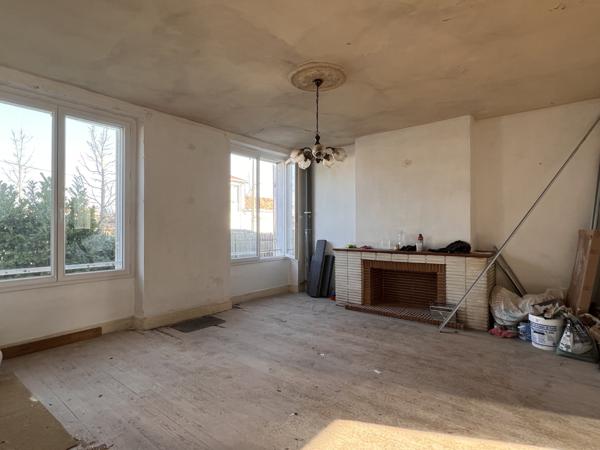La Rochelle (17000) Local professionnel 52 m² + sous-sol – angle de rue très visible – fort potentiel