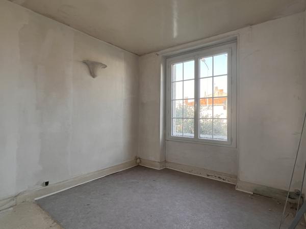 La Rochelle (17000) Local professionnel 52 m² + sous-sol – angle de rue très visible – fort potentiel