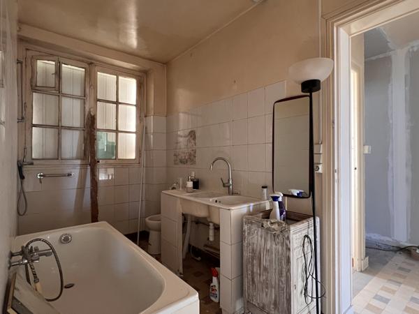 La Rochelle (17000) Local professionnel 52 m² + sous-sol – angle de rue très visible – fort potentiel