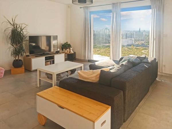 Maison dans un quartier calme , neuve .