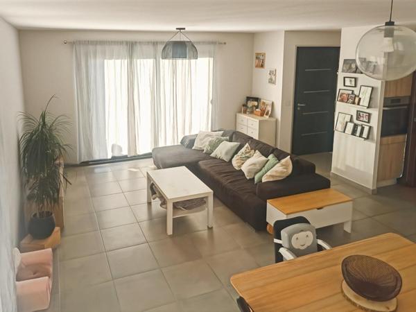 Maison dans un quartier calme , neuve .