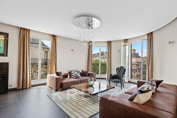 Appartement de réception contemporain avec vue imprenable sur Saint-Augustin