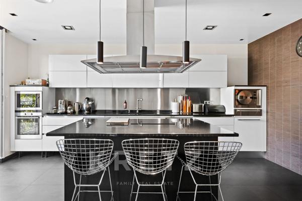 Appartement de réception contemporain avec vue imprenable sur Saint-Augustin