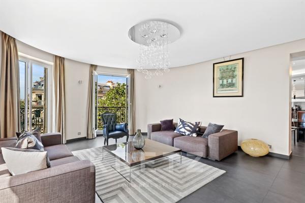Appartement de réception contemporain avec vue imprenable sur Saint-Augustin