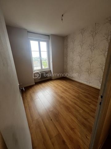 Idéalement située à proximité immédiate du centre-ville et de toutes ses commodités (commerces, transports), découvrez cette charmante maison de caractère de 88 m² habitables loi carrez et 110 m² au sol.

Alliant le dynamisme de la vie citadine et le calme d'un environnement préservé, ce bien particulièrement bien entretenu est prêt à vous accueillir sans aucun travail à prévoir.

La maison se développe sur trois niveaux parfaitement agencés :

Au rez-de-chaussée : Un salon/séjour chaleureux avec sa cheminée, ouvert sur une cuisine aménagée et équipée. Vous y trouverez également une salle d'eau avec WC  et un espace buanderie pratique.

Au 1er étage, un palier dessert deux chambres, une salle de bain avec WC et un dressing.

Au 2ème étage : Un palier dessert deux autres chambres lumineuses (dont une avec placard intégré avec ballon d'eau chaude).

La configuration de la maison offre également la possibilité de créer deux logements indépendants a moindre coût. Il est également possible d’acquérir deux garages en complément de la maison ou séparément, un véritable atout en centre-ville pour le stationnement, le stockage ou un projet locatif.

Les extérieurs et les plus :

Une agréable terrasse idéale pour vos moments de détente, une cave pratique pour le stockage, et surtout... une magnifique vue dégagée sur le Château de Fougères !

Une opportunité rare sur le marché, à visiter sans tarder.

Contactez votre mandataire immobilier, Nicolas LENDORMY, pour organiser votre visite.