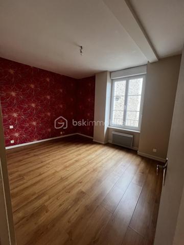 Idéalement située à proximité immédiate du centre-ville et de toutes ses commodités (commerces, transports), découvrez cette charmante maison de caractère de 88 m² habitables loi carrez et 110 m² au sol.

Alliant le dynamisme de la vie citadine et le calme d'un environnement préservé, ce bien particulièrement bien entretenu est prêt à vous accueillir sans aucun travail à prévoir.

La maison se développe sur trois niveaux parfaitement agencés :

Au rez-de-chaussée : Un salon/séjour chaleureux avec sa cheminée, ouvert sur une cuisine aménagée et équipée. Vous y trouverez également une salle d'eau avec WC  et un espace buanderie pratique.

Au 1er étage, un palier dessert deux chambres, une salle de bain avec WC et un dressing.

Au 2ème étage : Un palier dessert deux autres chambres lumineuses (dont une avec placard intégré avec ballon d'eau chaude).

La configuration de la maison offre également la possibilité de créer deux logements indépendants a moindre coût. Il est également possible d’acquérir deux garages en complément de la maison ou séparément, un véritable atout en centre-ville pour le stationnement, le stockage ou un projet locatif.

Les extérieurs et les plus :

Une agréable terrasse idéale pour vos moments de détente, une cave pratique pour le stockage, et surtout... une magnifique vue dégagée sur le Château de Fougères !

Une opportunité rare sur le marché, à visiter sans tarder.

Contactez votre mandataire immobilier, Nicolas LENDORMY, pour organiser votre visite.