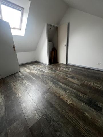 Idéalement située à proximité immédiate du centre-ville et de toutes ses commodités (commerces, transports), découvrez cette charmante maison de caractère de 88 m² habitables loi carrez et 110 m² au sol.

Alliant le dynamisme de la vie citadine et le calme d'un environnement préservé, ce bien particulièrement bien entretenu est prêt à vous accueillir sans aucun travail à prévoir.

La maison se développe sur trois niveaux parfaitement agencés :

Au rez-de-chaussée : Un salon/séjour chaleureux avec sa cheminée, ouvert sur une cuisine aménagée et équipée. Vous y trouverez également une salle d'eau avec WC  et un espace buanderie pratique.

Au 1er étage, un palier dessert deux chambres, une salle de bain avec WC et un dressing.

Au 2ème étage : Un palier dessert deux autres chambres lumineuses (dont une avec placard intégré avec ballon d'eau chaude).

La configuration de la maison offre également la possibilité de créer deux logements indépendants a moindre coût. Il est également possible d’acquérir deux garages en complément de la maison ou séparément, un véritable atout en centre-ville pour le stationnement, le stockage ou un projet locatif.

Les extérieurs et les plus :

Une agréable terrasse idéale pour vos moments de détente, une cave pratique pour le stockage, et surtout... une magnifique vue dégagée sur le Château de Fougères !

Une opportunité rare sur le marché, à visiter sans tarder.

Contactez votre mandataire immobilier, Nicolas LENDORMY, pour organiser votre visite.